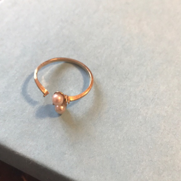 Giấc mơ thấy nhẫn cưới v&agrave;ng bị đứt đ&ocirc;i